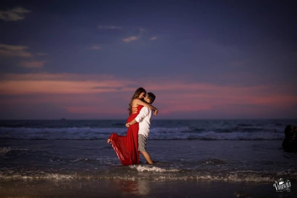 Beach couple | beach couple poses | beach photoshoot | beach couple  photoshoot | couple poses | Photography poses, Couple beach pictures, Beach  pictures